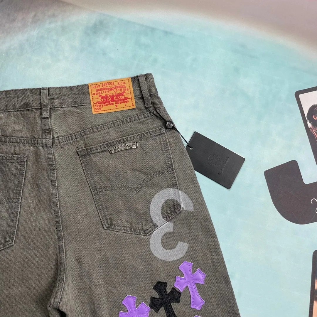 🅿️280 🔘Style number-KL136 🔘Chrome Hearts𝐂𝐡𝐫𝐨𝐦𝐞 𝐇𝐞𝐚𝐫𝐭 24SS official website limited gray and purple cow spray-painted graffiti patchwork leather jeans* Chrome Hearts Online limited edition pants Chrome Hearts Online limited edition black and purple jeans are coming! Black and purple cross leather, mysterious and noble. Limited graffiti spray painting, full of personality and non-contrasting. The straight, loose fit flatters your legs and is super comfortable. The trendy and cool style is popular, and it is available in limited quantities. Don’t be slow to order, so hurry up and place your order to embrace exclusive fashion.  Size: M L XL XXL (30.32.34.36) Color: Dark Gray